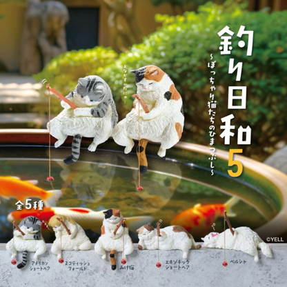 5 toy figurines of cats fishing off the edge with Japanese toy text.